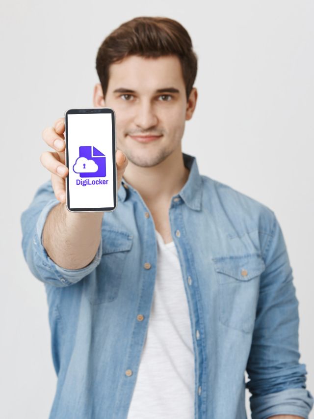 A man showing Digi locker to access ePRAN